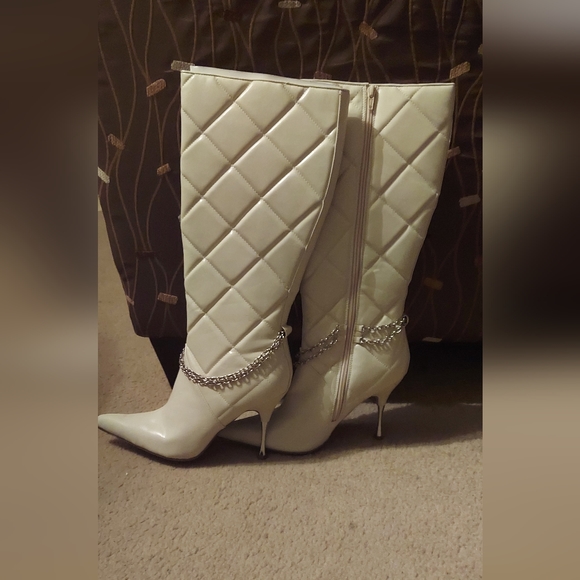 Crème Colored Boots - Picture 3 of 6